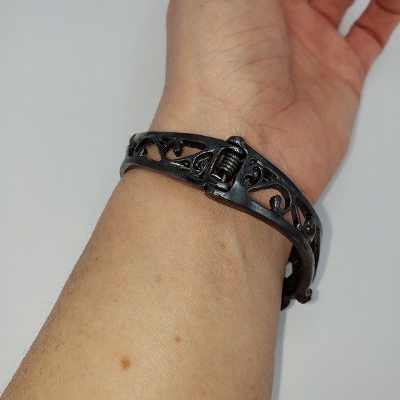 Pewter color dark gem enhanced botanical spring style cuff bracelet - Picture 3 of 5